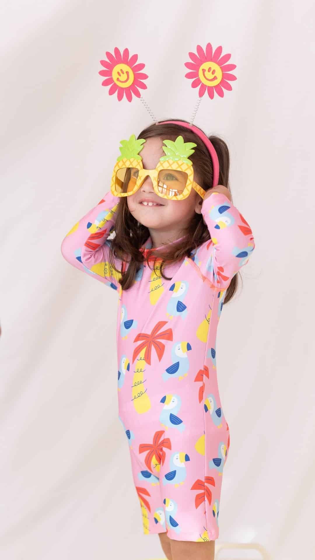 Ολόσωμο φορμάκι μαγιό με UV προστασία και fluo φερμουάρ στην πλάτη.