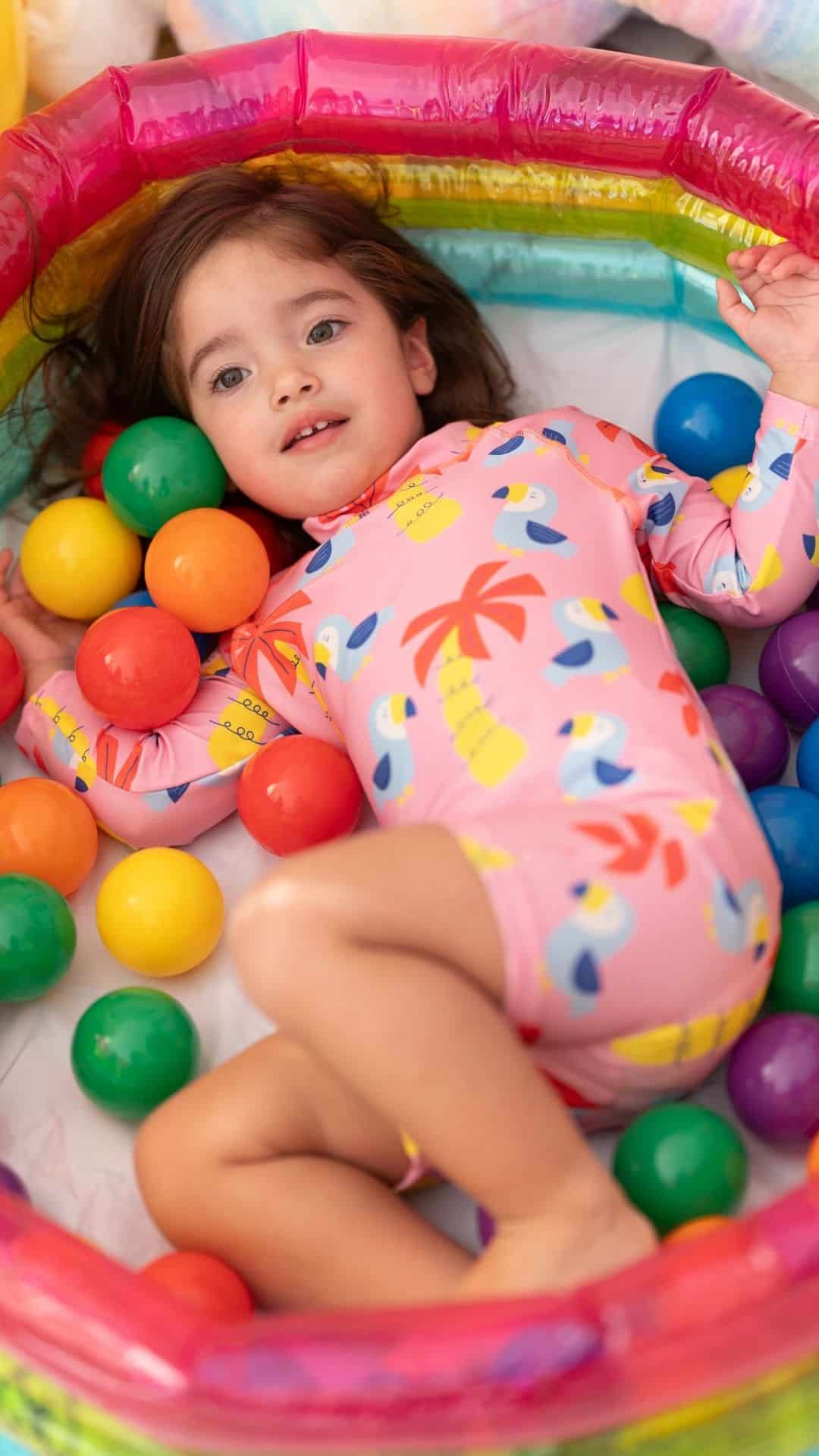 Ολόσωμο φορμάκι μαγιό με UV προστασία και fluo φερμουάρ στην πλάτη.