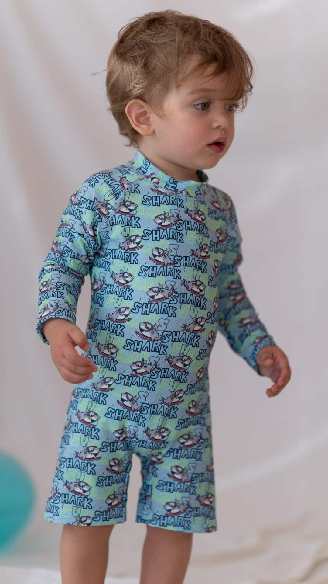 Ολόσωμο παιδικό μαγιό σιέλ με καρχαρίες & UV Protection – Ιδανικό για ασφαλές καλοκαιρινό παιχνίδι.