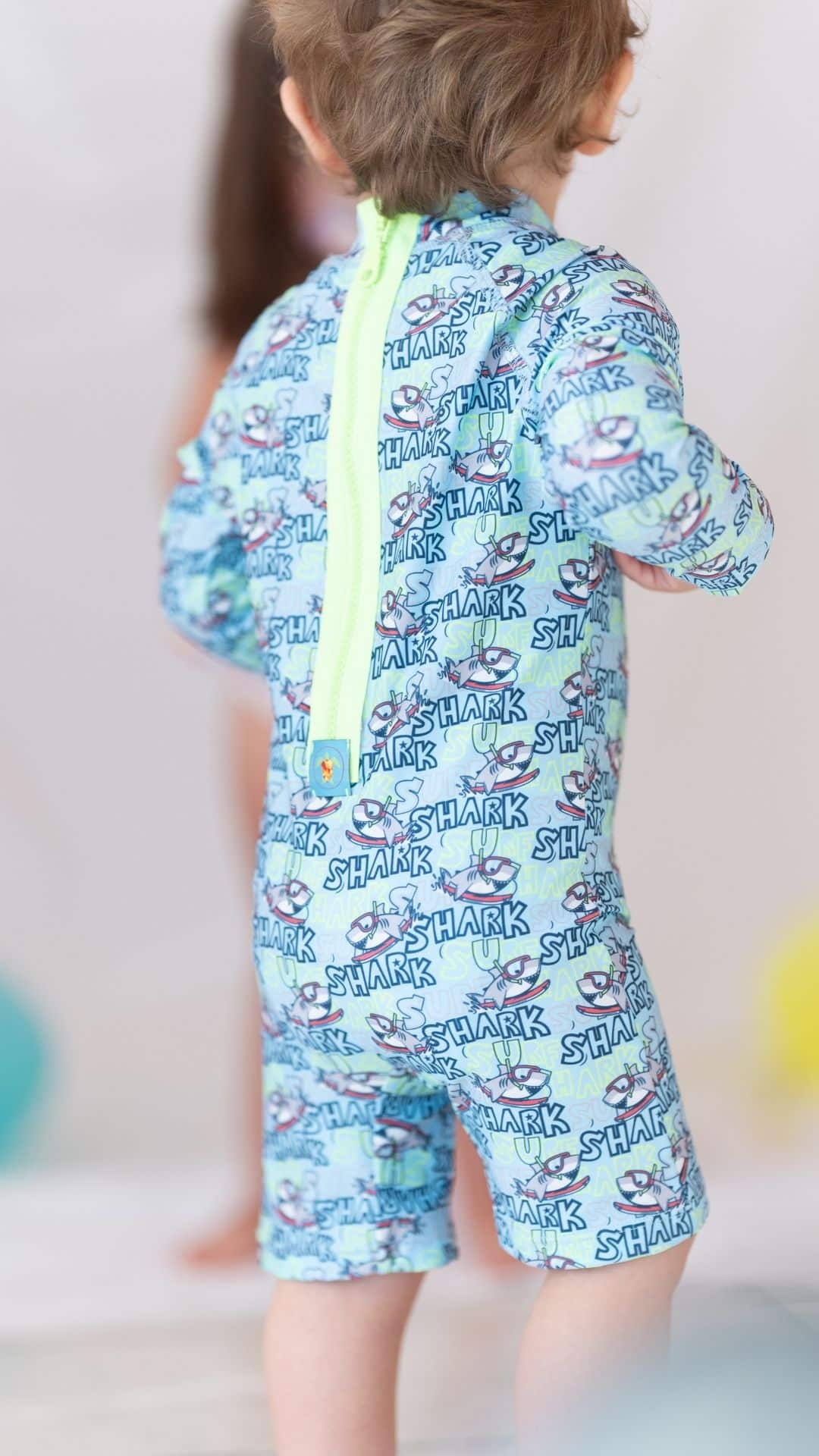 Ολόσωμο παιδικό μαγιό σιέλ με καρχαρίες & UV Protection – Ιδανικό για ασφαλές καλοκαιρινό παιχνίδι.