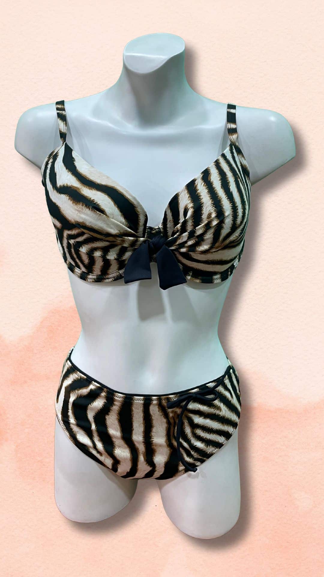 Γυναικείο μαγιό animal print Lucero με μπανέλα, διακοσμητικό φιόγκο και επιλογή ανάμεσα σε animal print ή μαύρο σλιπ με κορδόνια.