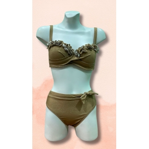 Γυναικείο μαγιό μπικίνι Lucero με χρυσή λάμψη, λουλούδια στις τιράντες και ψηλόμεσο σλιπ με φιόγκο.