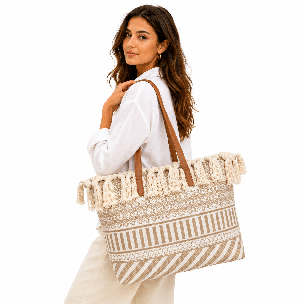 Oversized τσάντα θαλάσσης boho με κρόσσια και άνετη εφαρμογή. Ιδανική για την παραλία και τις καλοκαιρινές αποδράσεις.