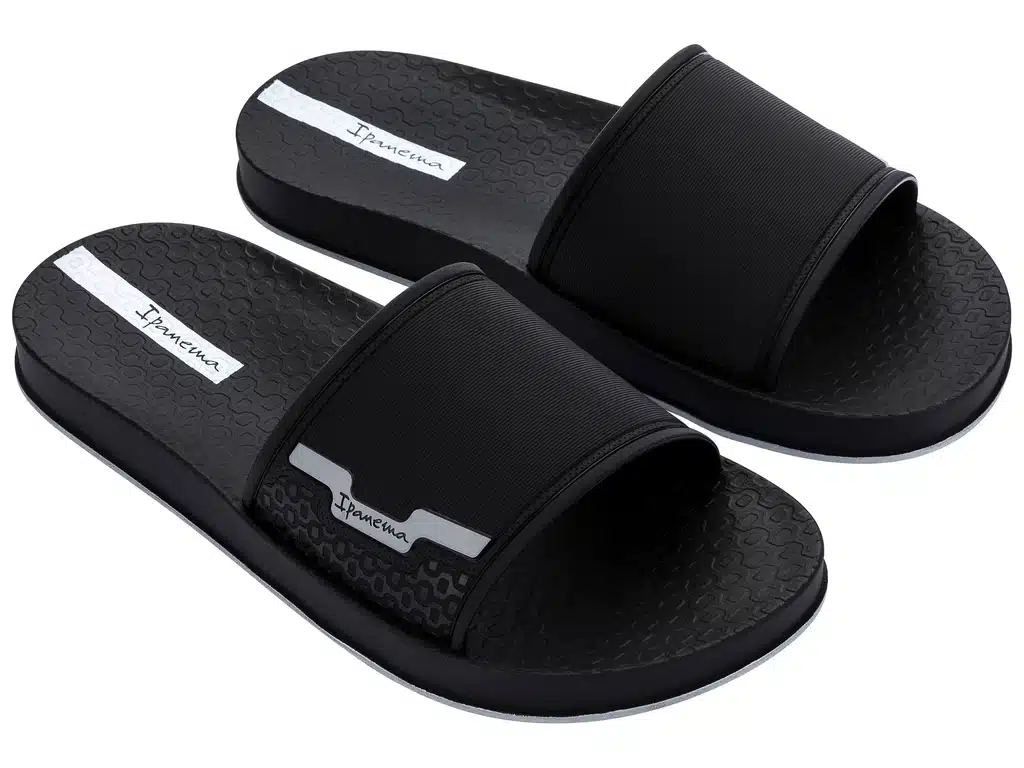 Ανδρικές παντόφλες slide Ipanema σε μαύρο χρώμα με φαρδιά φάσα και αναπαυτική σόλα